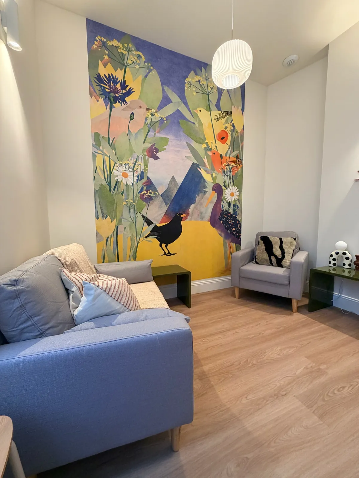 Cabinet des Chartrons aménagé avec canapé, fauteuil et décor mural coloré