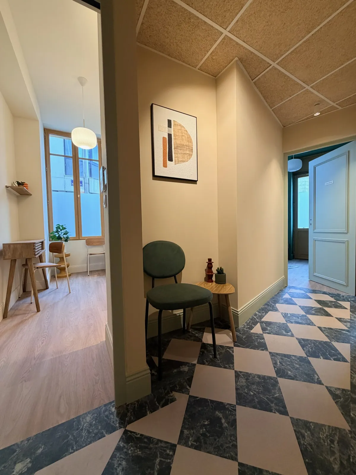 Circulation intérieure des Chartrons et accès aux cabinets, sol en damier et portes bleues