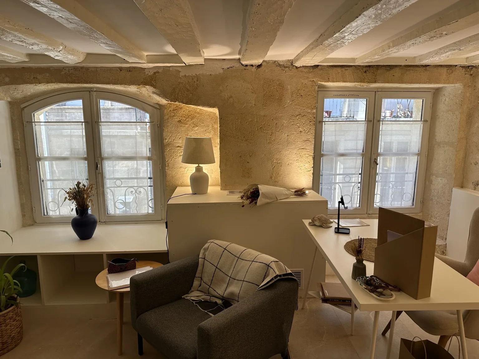 I-CA.RE — espace livré, bureau poutres et pierre