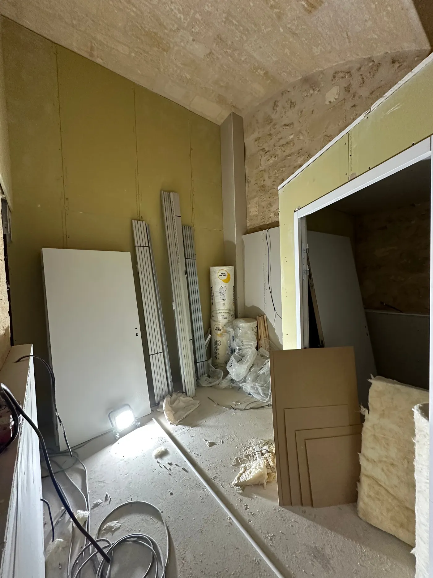 I-CA.RE — chantier, cloisons et isolation en cours