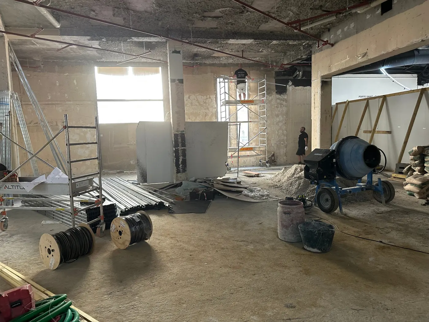 Vinatier — état initial, espace brut avec échafaudages