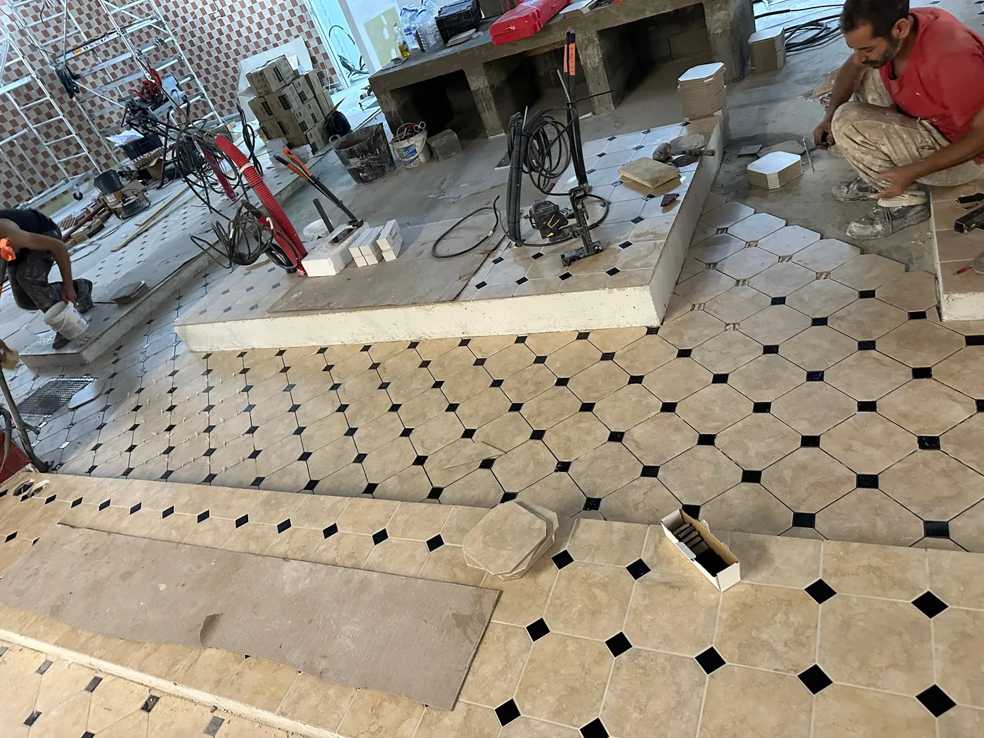 Vinatier — chantier, pose du carrelage damier