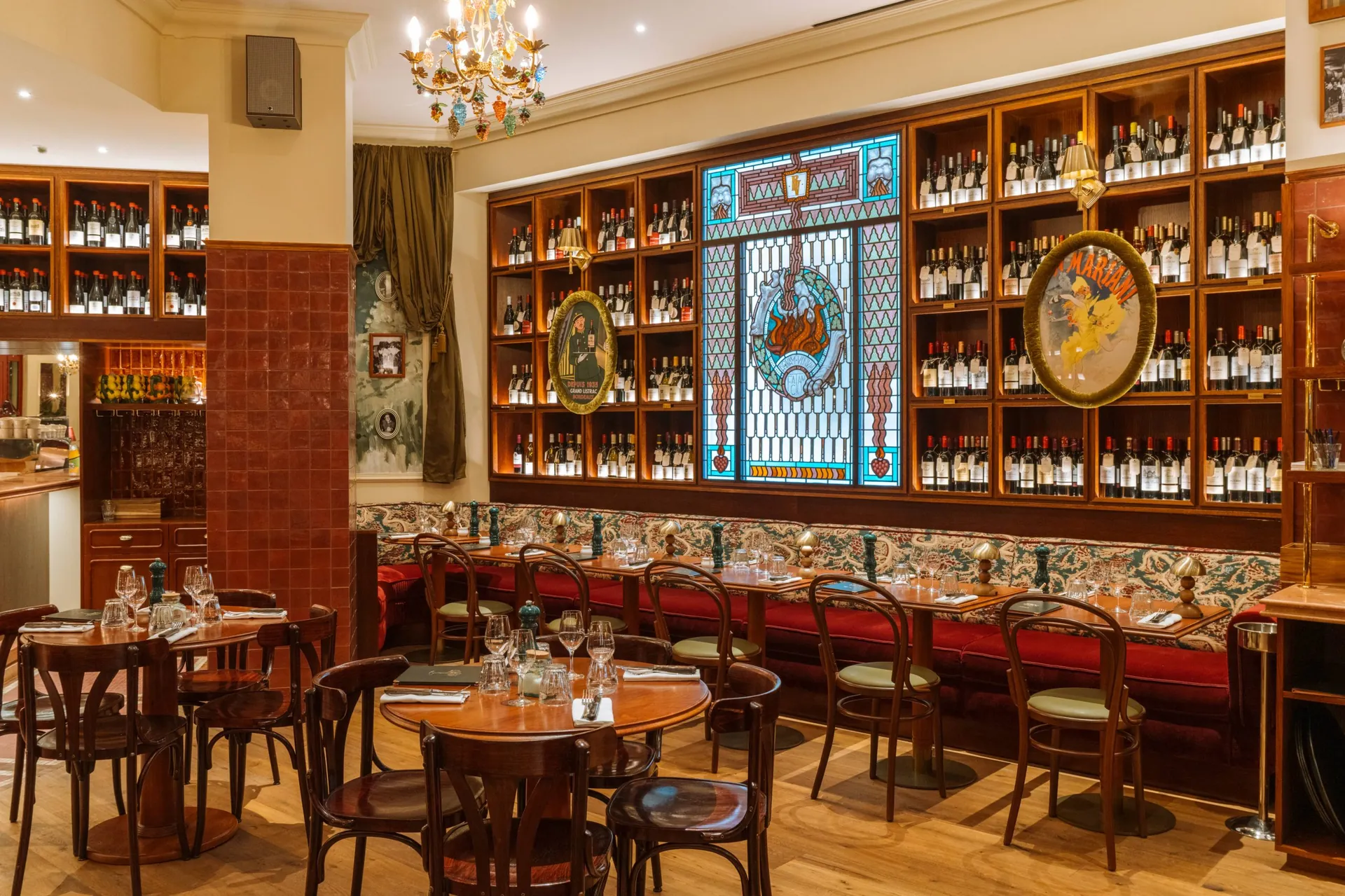 Vinatier — salle livrée avec vitrail