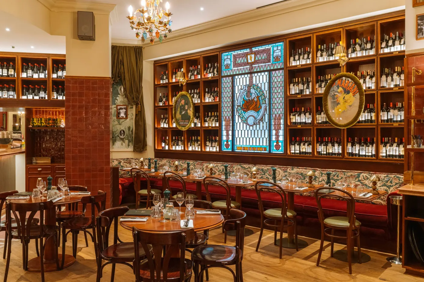 Brasserie Vinatier — salle livrée avec vitrail